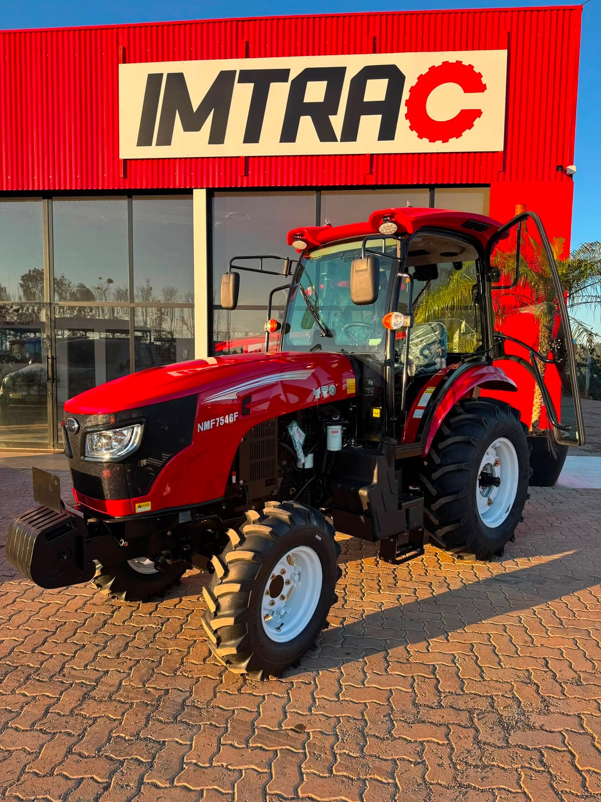 Trator YTO NMF7546F - Imagem 1